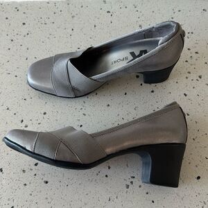 Anne Klein AK Sport Violetta Gray Coated Textile Block Heel Pumps Shoes Size 8M